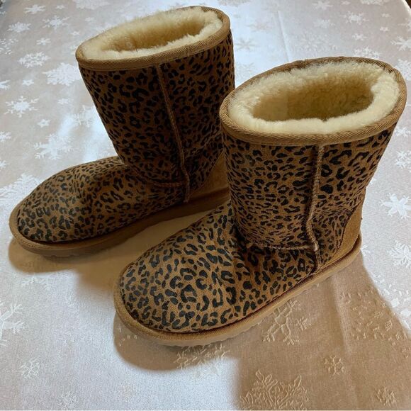 UGG Boots 1006072 Cheetah Animal Print Great Soles Fluffy Sz 6 Gorgeous - Picture 1 of 8